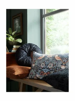 Cushion Strawberry Thief Embossed -sisustustyyny 50 x 50 cm